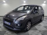 la photo d'une voiture grise garée dans un garage