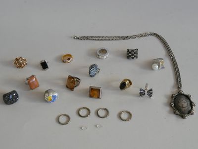 tout un tas de bagues et de colliers différents posés sur la table