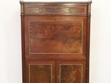 une armoire en bois à deux portes, surmontée d'un tiroir
