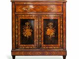 une image représentant une armoire en bois à deux portes, ornée de fleurs