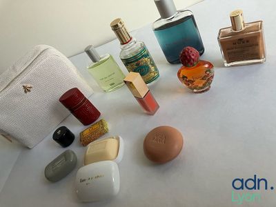 de nombreux parfums de toutes sortes posés sur une table