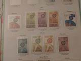 un grand nombre de timbres différents sur les pages d'un livre