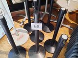 tout un tas de parapluies de toutes sortes sur la table