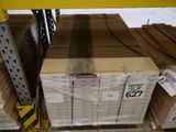 une grande pile de cartons sur une palette dans un entrepôt