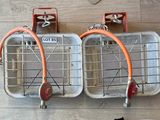deux paniers métalliques auxquels sont fixés des tuyaux orange