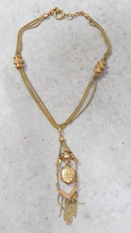 Chatelaine deux ors 750‰, ornée de deux coulants figurant des ros...