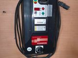 une multiprise fixée à l'arrière d'un chargeur de voiture