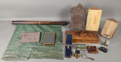 un grand nombre d'objets posés sur une table