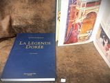 un livre posé sur un canapé à côté d'un autre livre