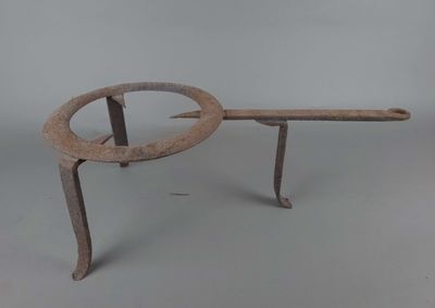 une image représentant un banc en fer rouillé avec une assise incurvée