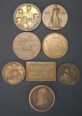 Plusieurs types de pièces sont exposés sur un fond noir