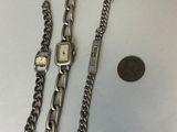 deux montres et une pièce de monnaie posées sur une table à côté d'un penny