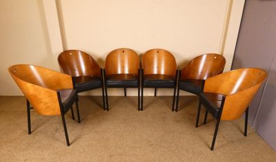six chaises sont alignées contre un mur dans une pièce