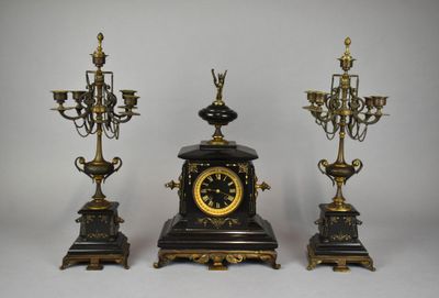 GARNITURE de CHEMINEE comprenant une pendule (46 x 27 x 16 c…