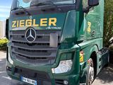 un camion vert garé sur le bord de la route