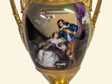 un vase en or orné d'une image représentant une femme