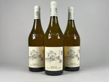 trois bouteilles de vin posées l'une à côté de l'autre sur une table