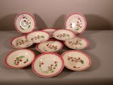 six assiettes rouges et blanches ornées de fleurs, posées sur une table