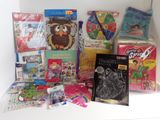 de nombreux jouets et livres pour enfants sur une étagère