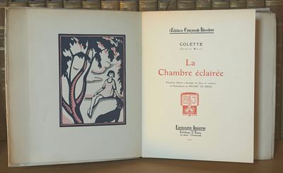 un livre sur lequel figure la photo d'une femme et d'un homme