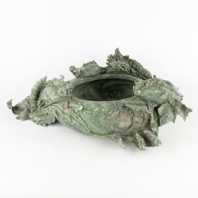 une jardinière verte posée sur une surface blanche