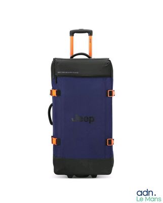 une valise bleue avec des poignées orange sur fond blanc