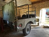 un véhicule militaire garé à l'intérieur d'un bâtiment en pierre