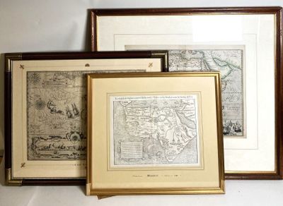 trois cartes du monde encadrées, posées sur une étagère dans une pièce