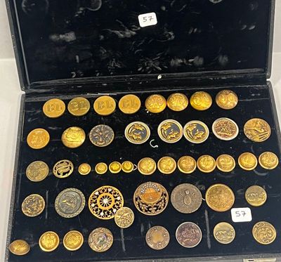 beaucoup de pièces d'or et d'argent dans un étui noir
