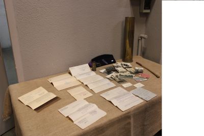 une table sur laquelle se trouvent de nombreux papiers et un téléphone