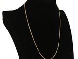 un collier à chaîne en or sur un mannequin mannequin mannequin mannequin mannequin mannequin mannequin mannequin mannequin mannequin
