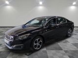 la voiture noire est garée dans le garage sur un sol en damier