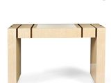 gros plan d'une table avec un plateau en verre sur fond blanc