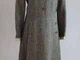 une image d'un manteau de femme sur un support de mannequin