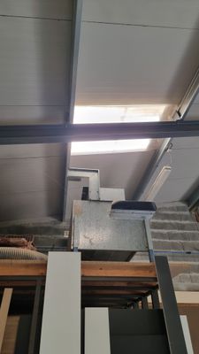 une photo d'une pièce équipée d'un ventilateur de plafond