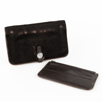 portefeuille et porte-cartes posés sur une surface blanche, sur fond blanc