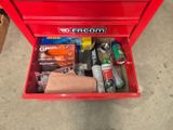 une boîte à outils rouge contenant de nombreux objets