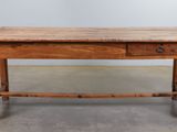 une vieille table en bois sur laquelle se trouve un tiroir