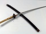 deux épées posées sur une table, avec une étiquette dessus