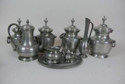 un ensemble de théières et de cafetières en argent posées sur une table