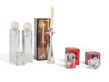 trois bougies, un bougeoir et une boîte de parfums