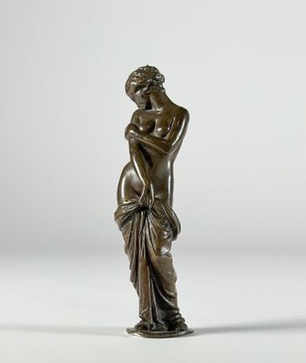 une statue en bronze représentant une femme tenant un vase