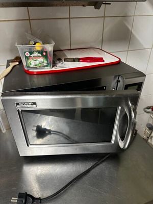 un micro-ondes posé sur un comptoir dans une cuisine