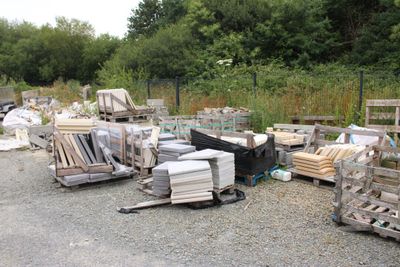 beaucoup de palettes et de caisses en bois par terre