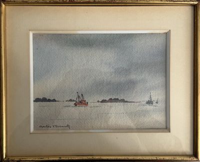 tableau représentant un bateau sur un plan d'eau sous un ciel nuageux