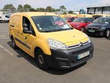 une camionnette jaune garée dans un parking