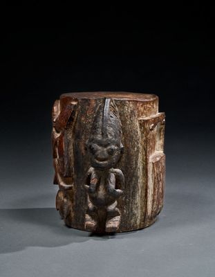 AFRIQUE Tabouret en bois naturel sculpté