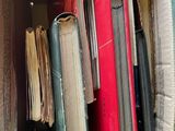 une boîte remplie de vieux livres posée sur une table