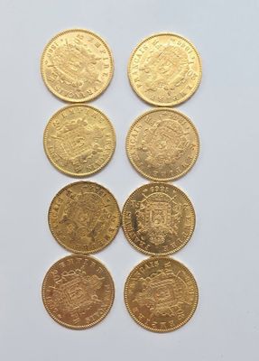 gros plan d'un paquet de pièces d'or sur une surface blanche