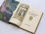 un livre ouvert sur lequel figure une femme